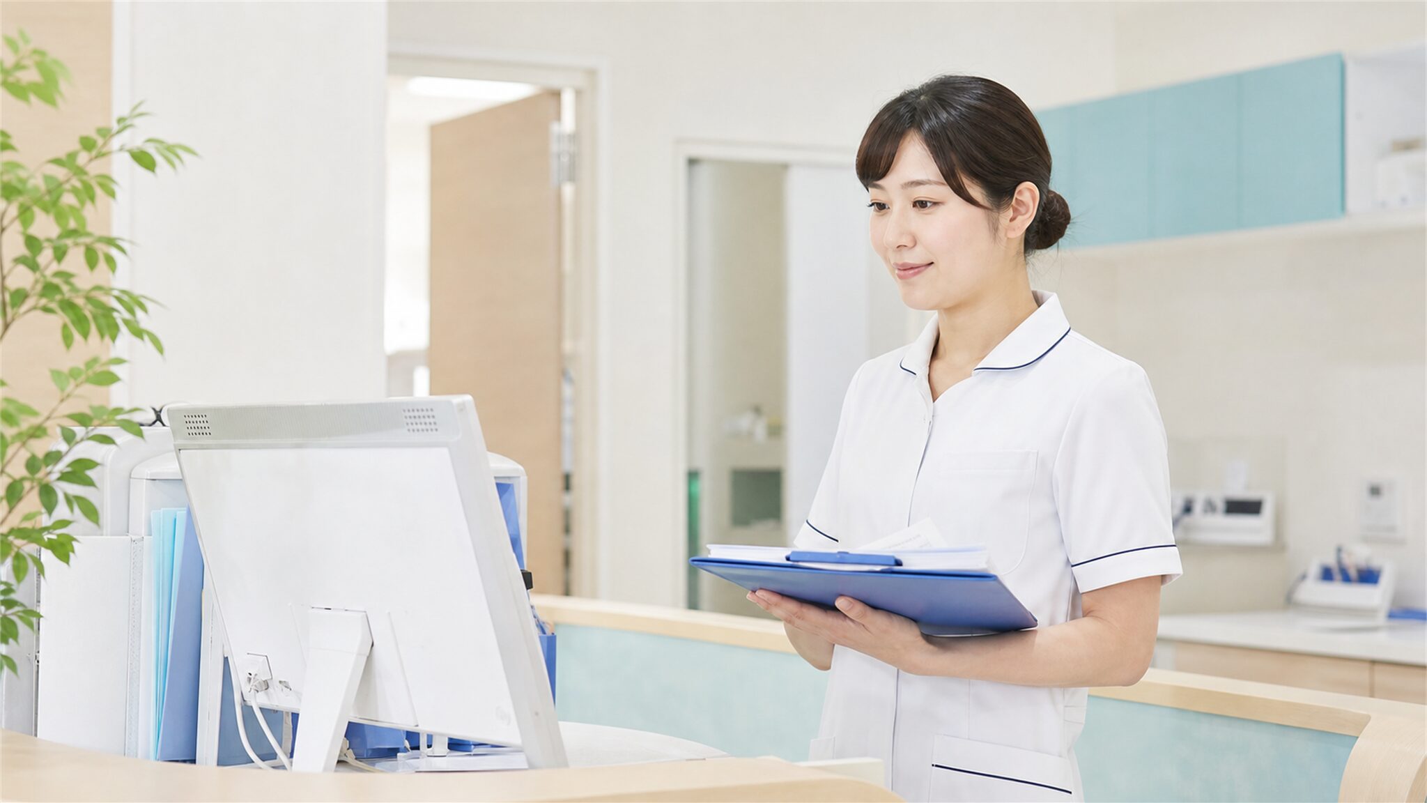 病棟以外の明るい職場で働く看護師