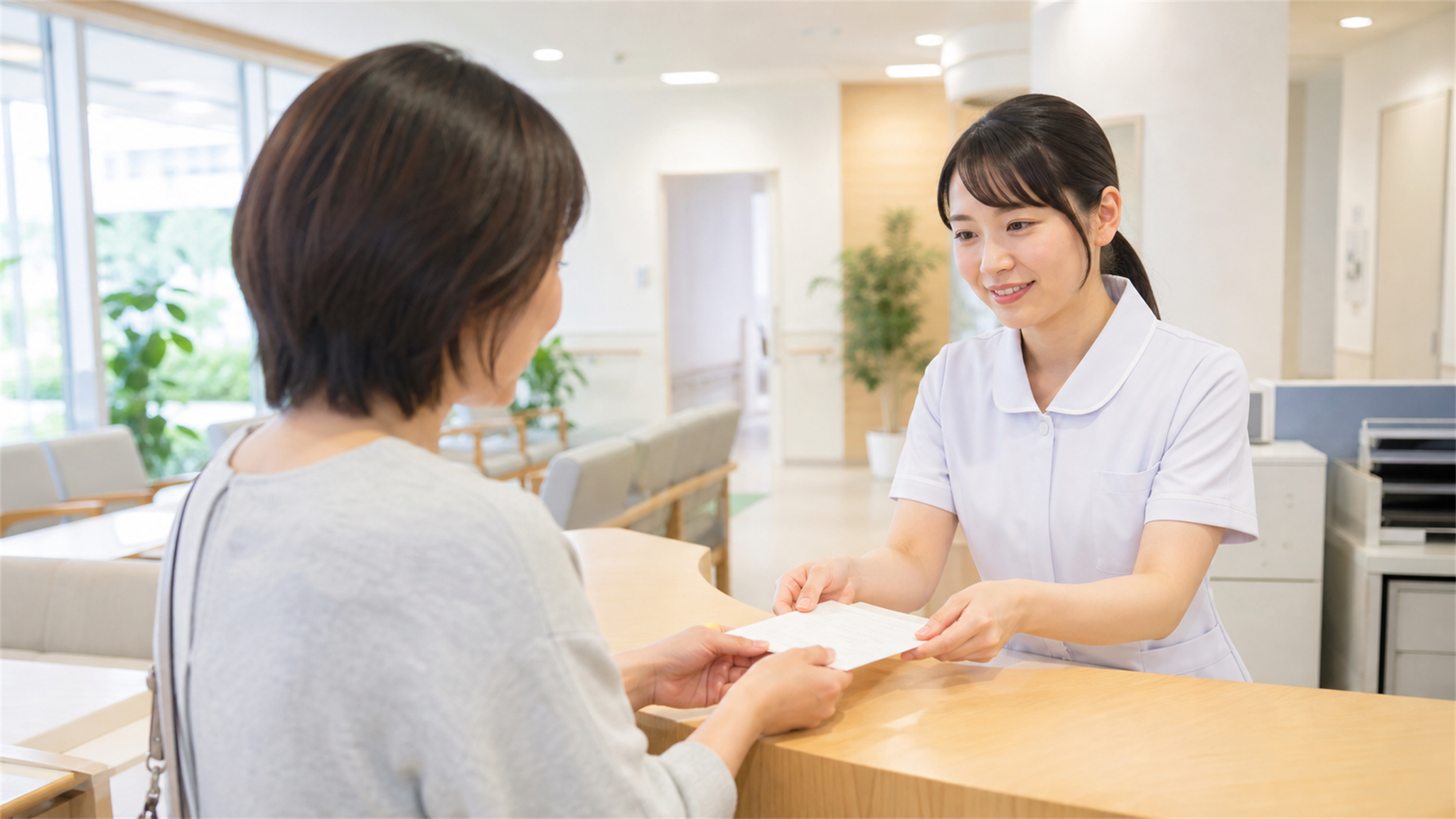 明るいクリニックの外来で穏やかに働く看護師の様子