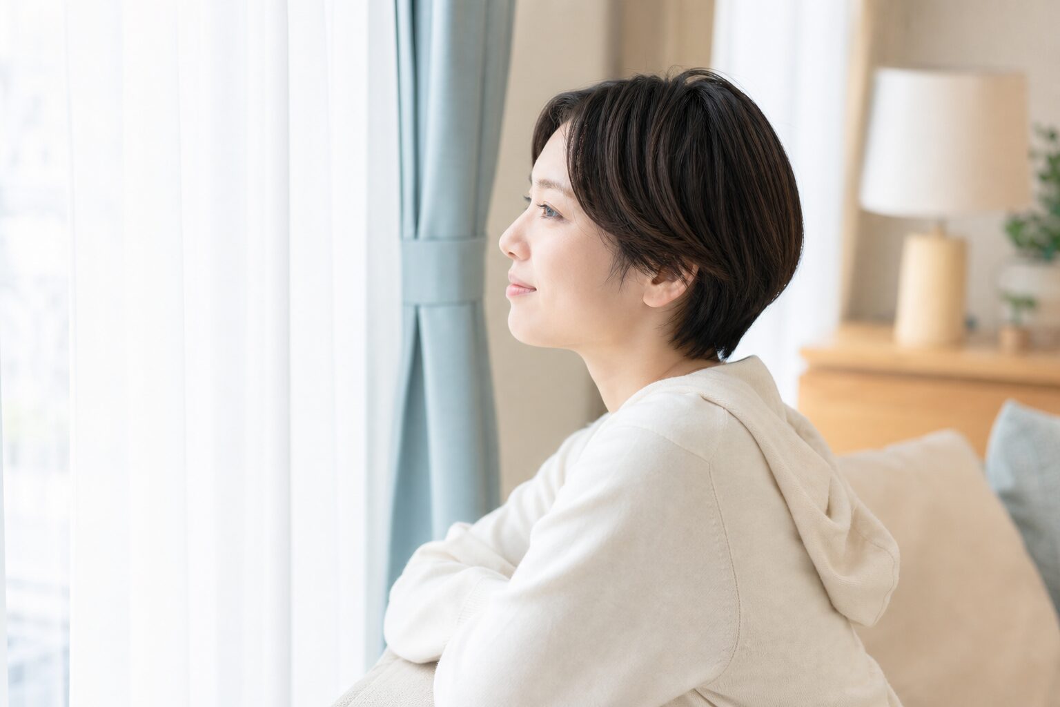 感情を抑え、冷静に考えようとする看護師