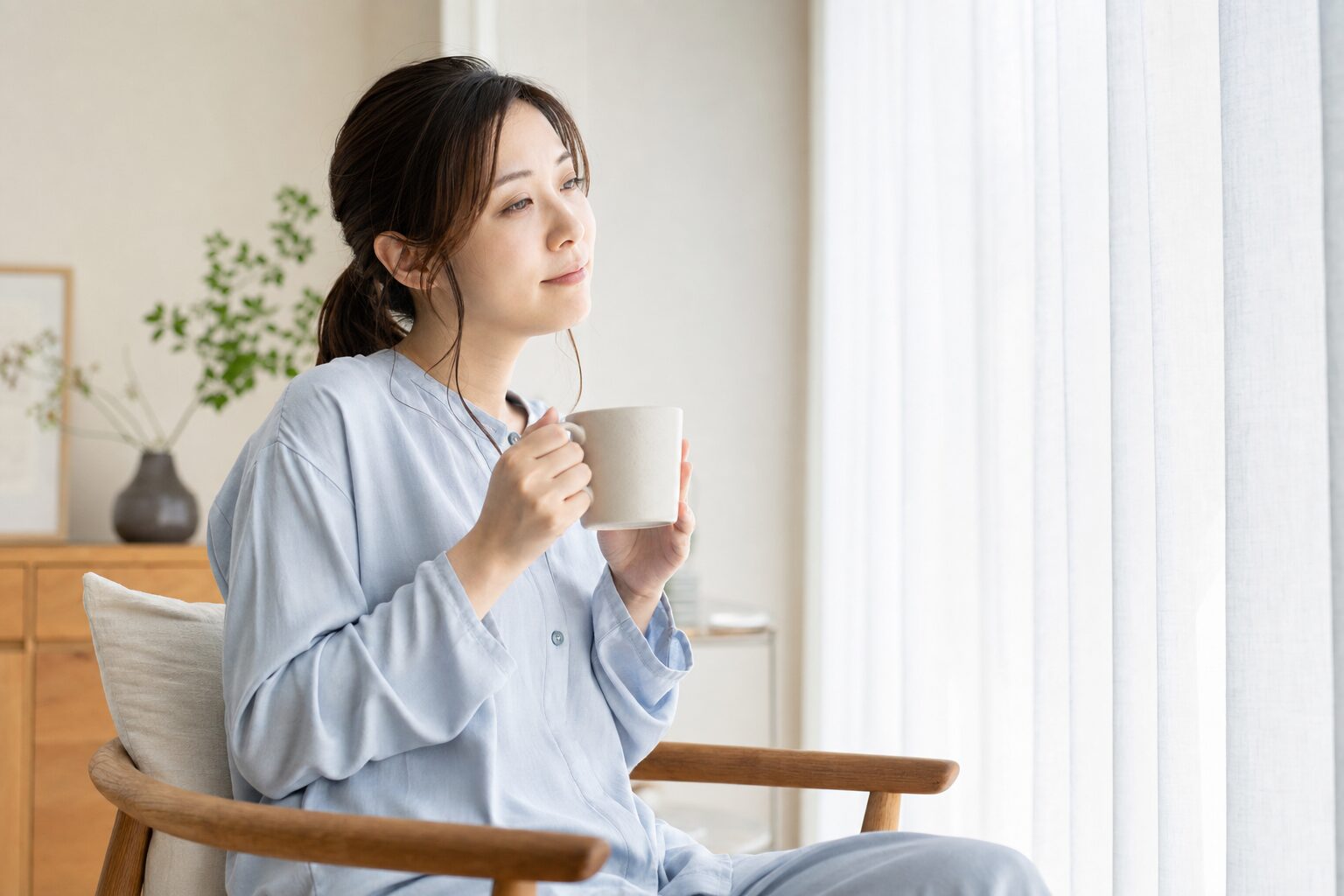 夜勤明け、静かな部屋でひと息つく看護師