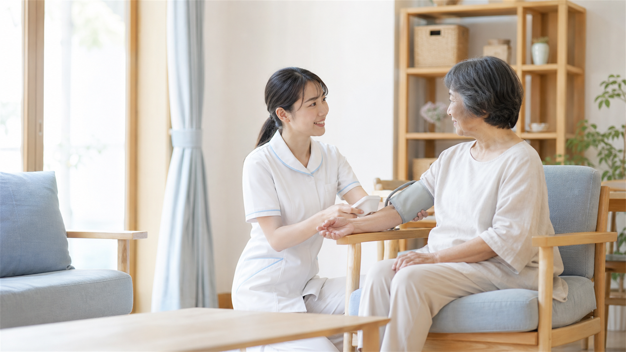 介護施設で高齢者の健康管理や声かけをする看護師の様子