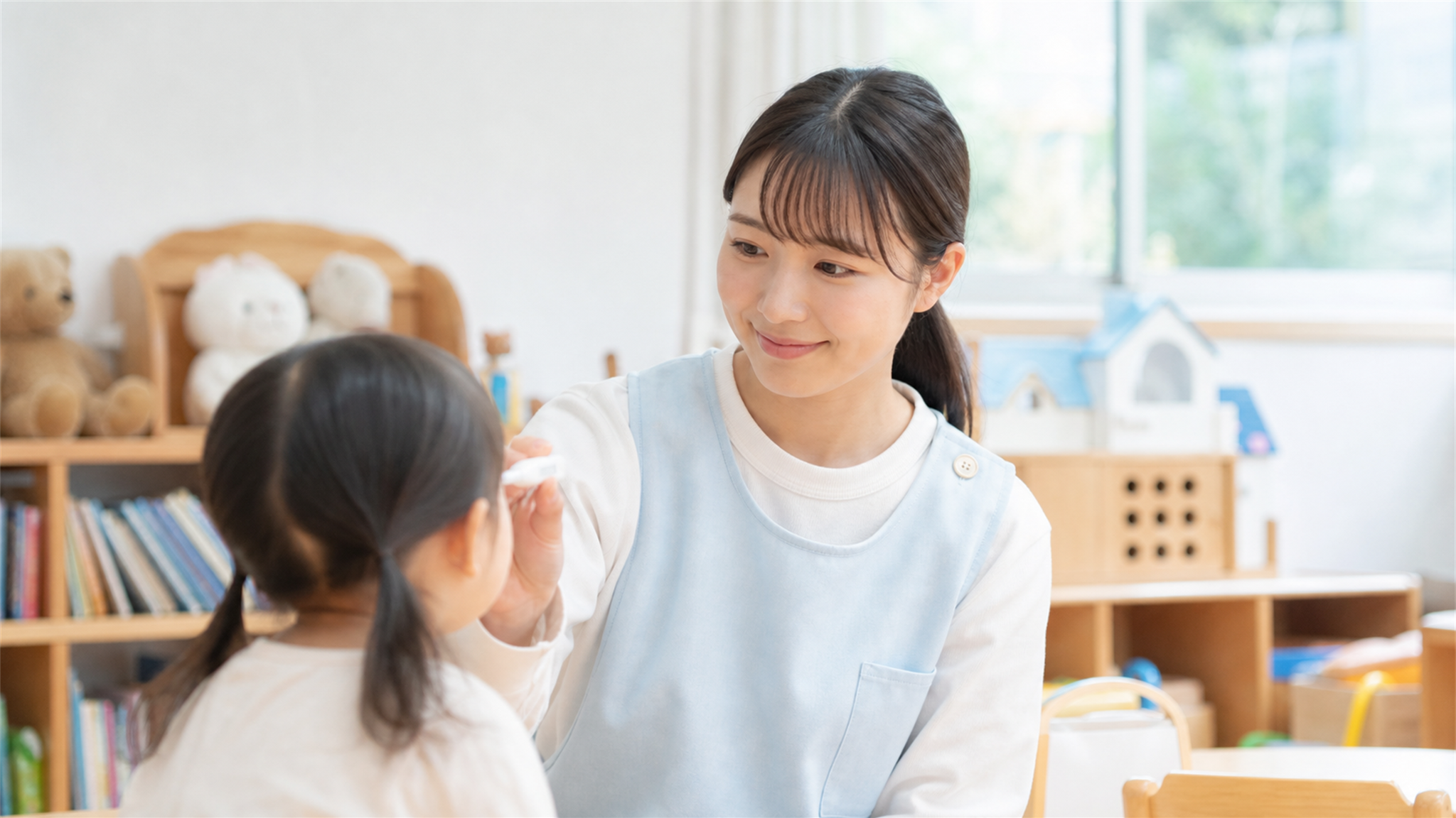 保育園で園児の健康チェックや見守りをする看護師の様子