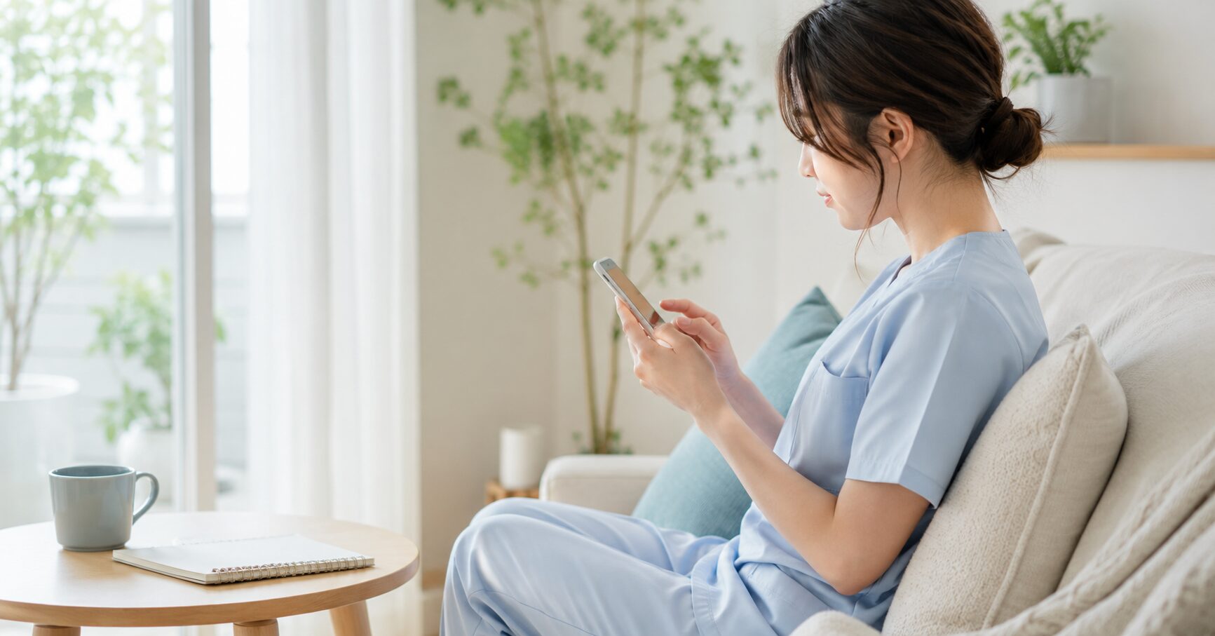 スマホで求人情報を穏やかに眺める看護師の様子