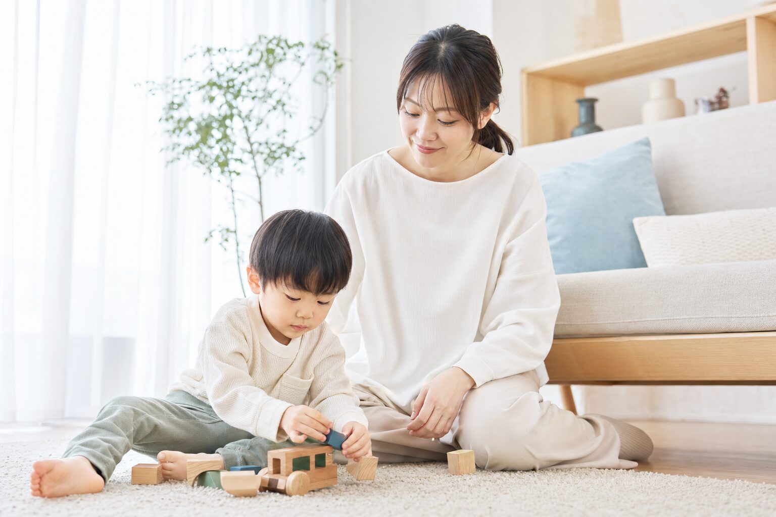 子どもをやさしく見守る母親