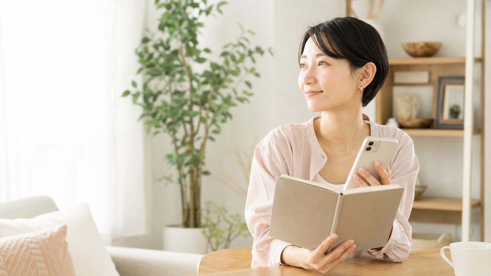 将来のお金の計画を立てて、穏やかに前を向く看護師の様子