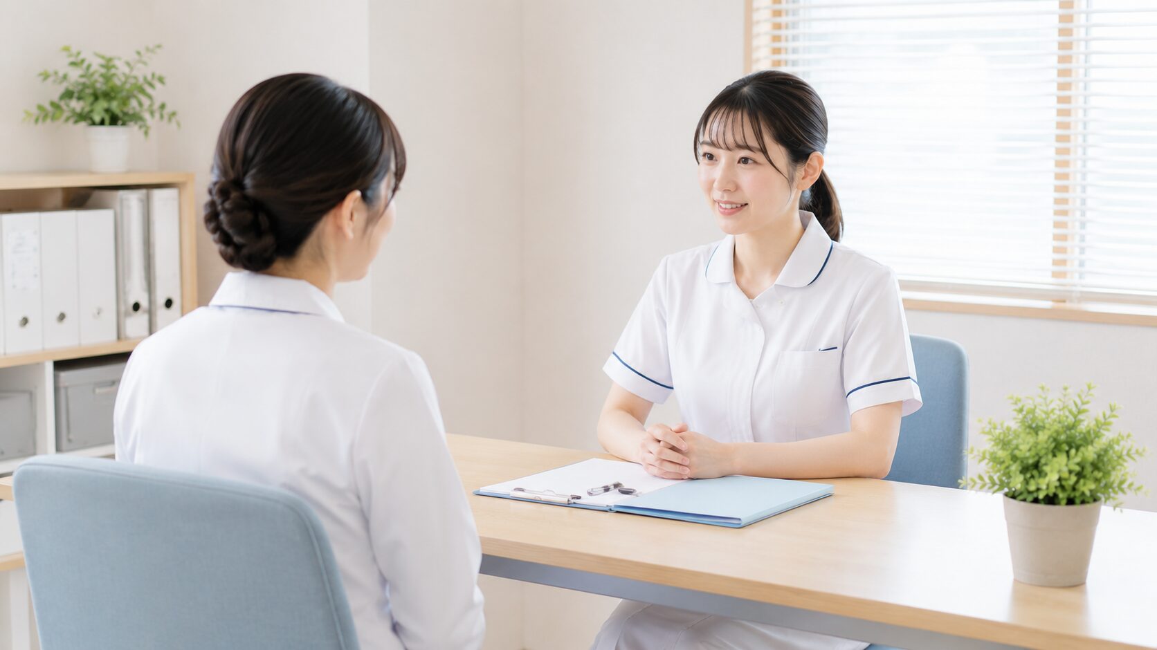 落ち着いた個室で1対1で面談する看護師の様子