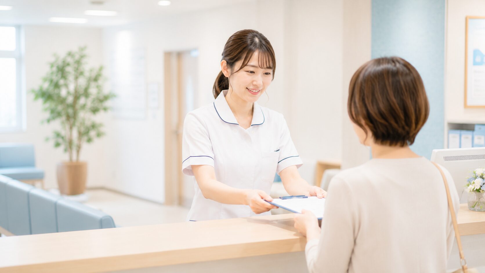 明るいクリニックの外来で穏やかに働く看護師のイメージ