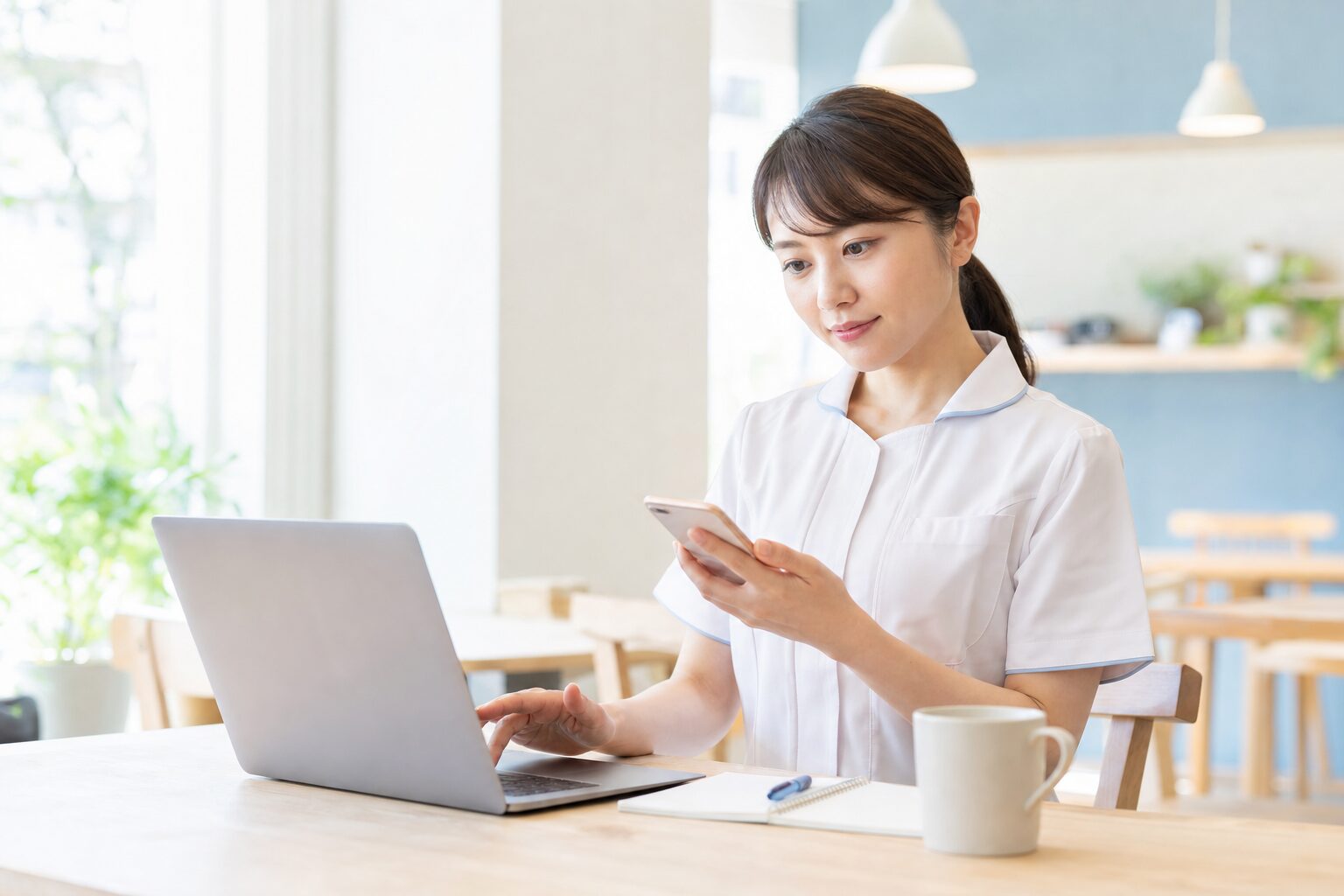 スマホや面談で求人や職場の内部事情を確認する看護師