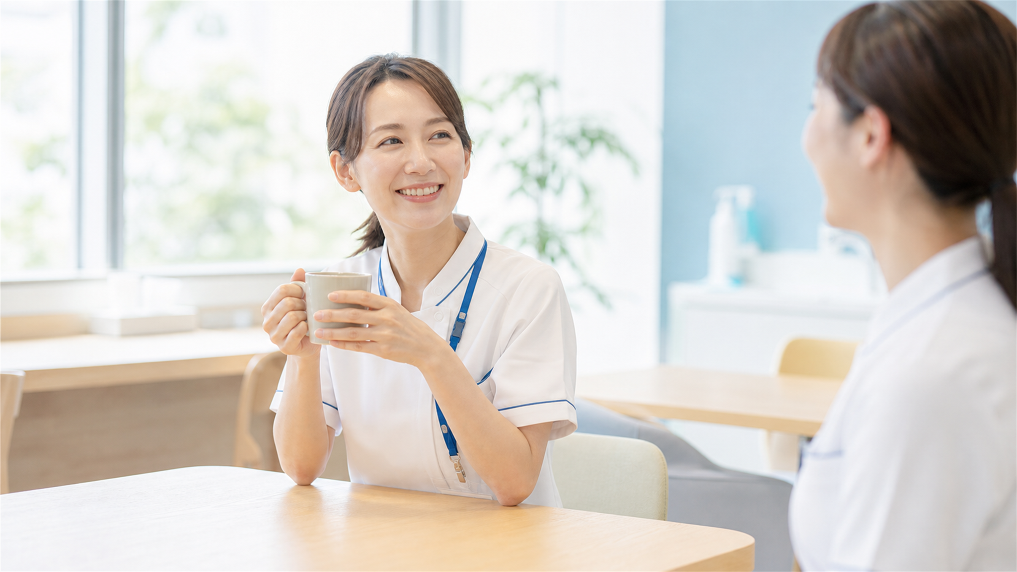 環境を変えて、穏やかな表情で同僚と和やかに働く看護師