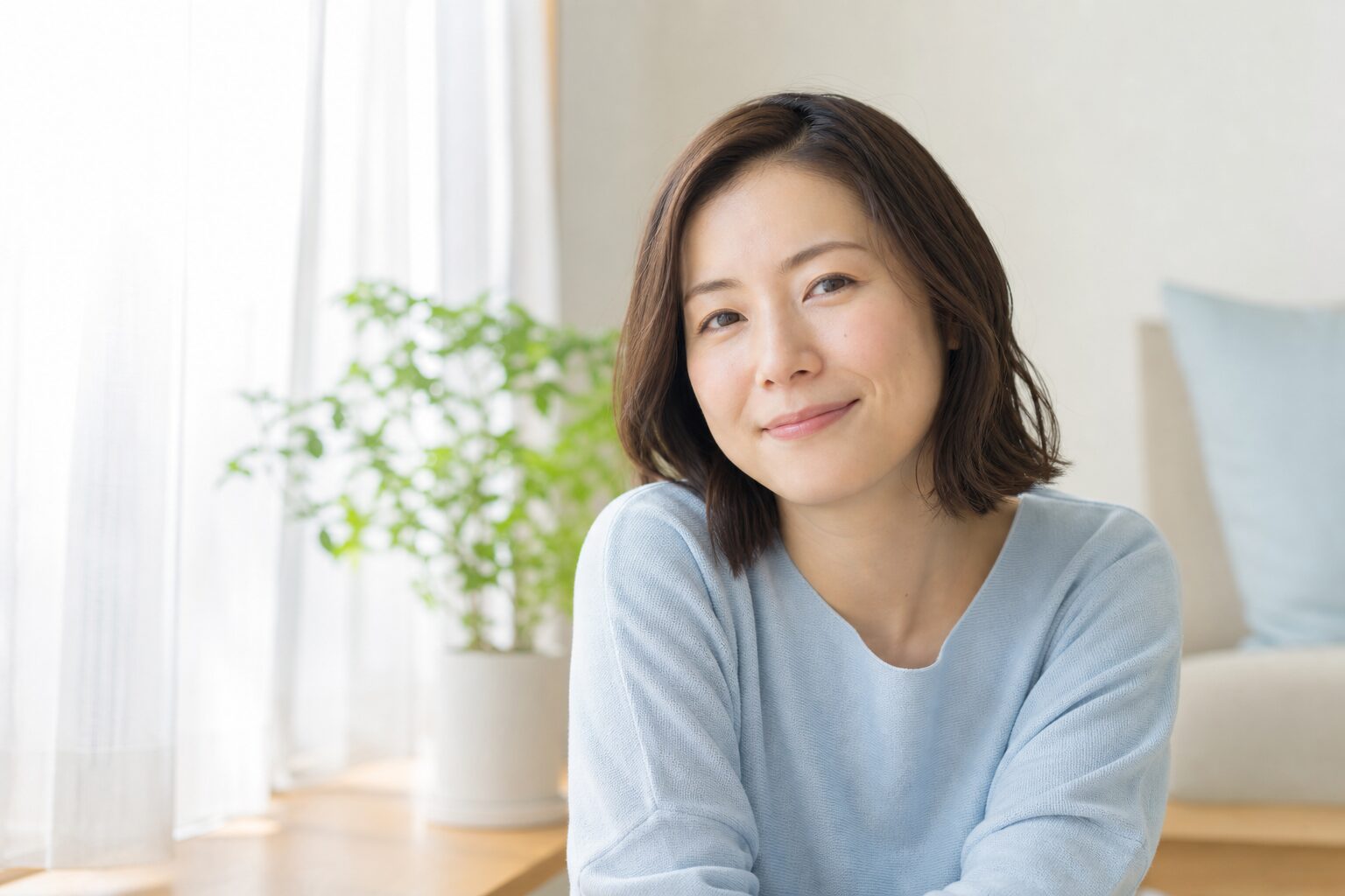 準備を終え、前を向いて穏やかに笑う看護師