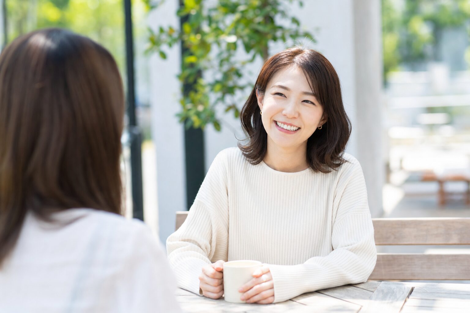 穏やかで優しい未来を感じさせる、笑顔の女性