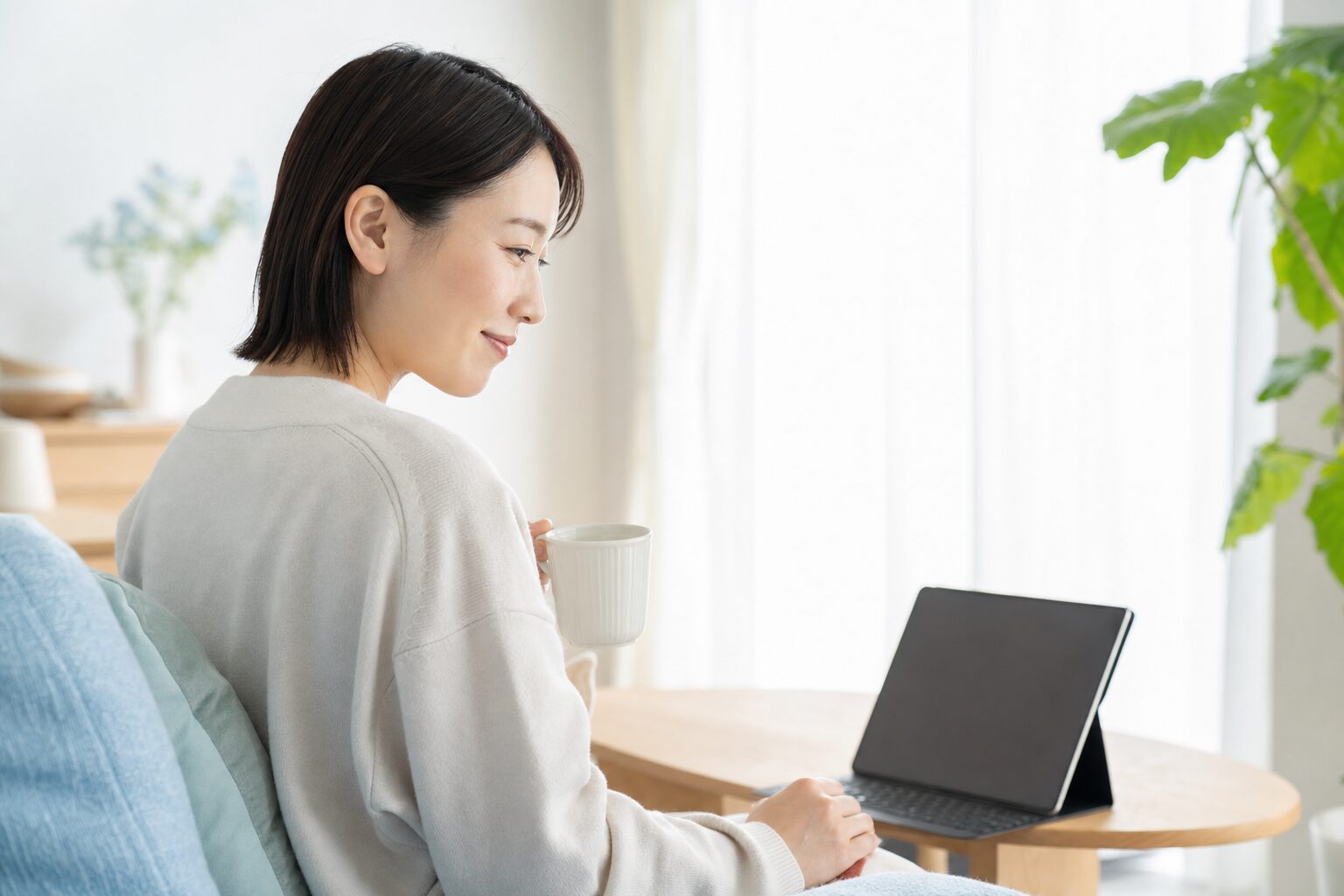 自宅でオンライン婚活を進める看護師