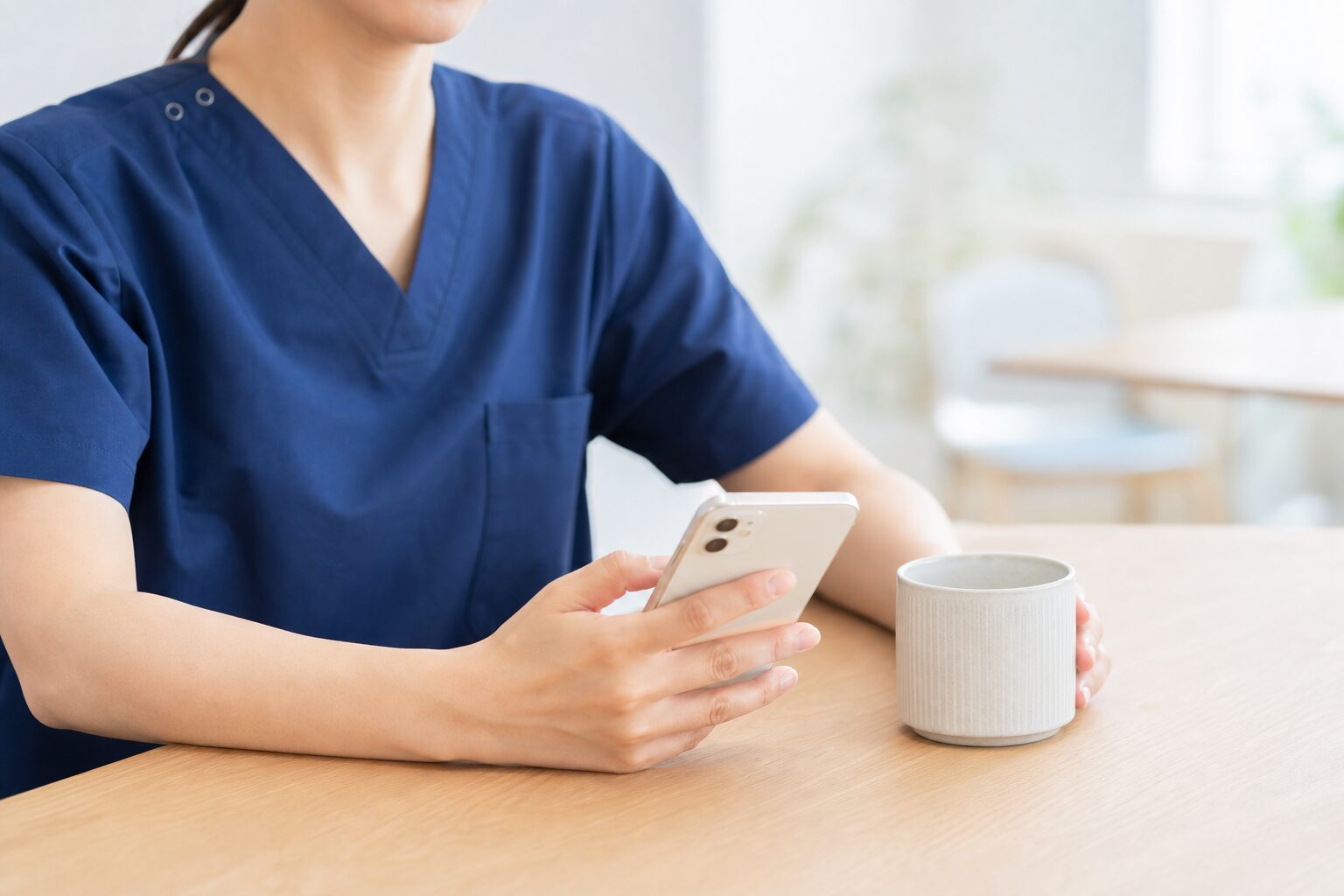 夜勤の合間にスマホでそっと前を向く看護師